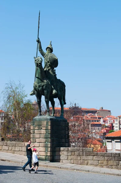 Portugal: vista da estátua equestre de Vimara Peres, um nobre do século XIX do Reino das Astúrias e o primeiro governante do Condado de Portugal — Fotografia de Stock