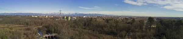 Přehled Alp a Villa Borromeo, 14.01.2017, Senago, Itálie. — Stock fotografie