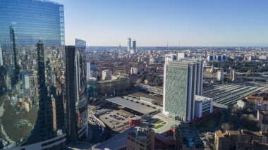 Garibaldi İstasyonu ve Unicredit Tower, Piazza Gae Aulenti, Milan, İtalya. Havadan görünümü