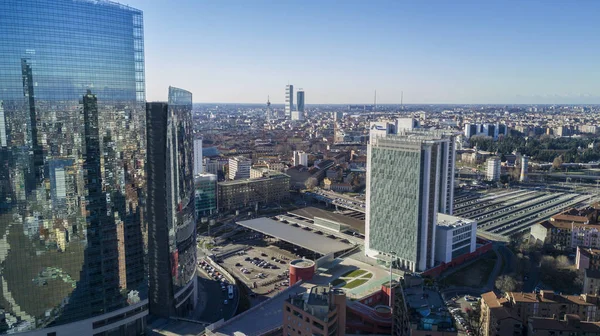 Stazione Garibaldi e Torre Unicredit, Piazza Gae Aulenti, Milano, Italia. Vista aerea — Foto Stock