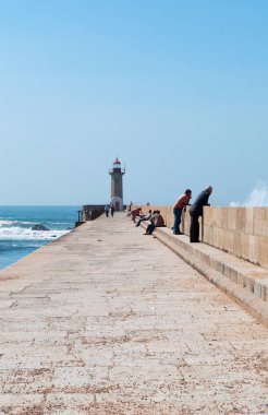 Porto, Portekiz: insanlar ile Farolim de Felgueiras pier üzerine, 1886 yılında Douro nehrinin sağ kıyısında inşa ve Foz Parish'te bulunan Felgueiras deniz feneri yapıyorlar Douro