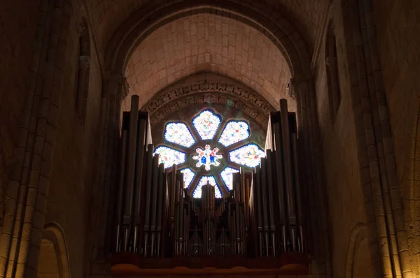 Porto: the rose window and the organ of the S do Porto, the Cathedral of the Old City, one of the city 's oldest monuments and one of the most important Romanesque monuments in Portugal — стоковое фото