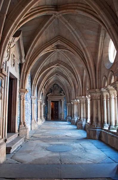 Portugal: details des gotischen kreuzes, dekoriert mit barocken Azulejos von valentim de almeida zwischen 1729 und 1731, in der kathedrale, s do porto, eines der ältesten denkmäler von porto — Stockfoto