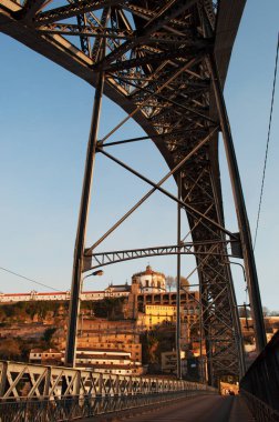 Portekiz: sunset ve Vila Nova de Gaia manzarası, şehir ayrılmış Porto Douro Irmak, Luiz görünümüyle ben Çift katlı metal kemer köprü iki şehir arasında