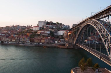 Portekiz: Ben Çift katlı metal kemer köprü'de Douro nehrinin Porto ve Vila Nova de Gaia arasında günbatımı ve Porto manzarası Luiz manzaralı tekne