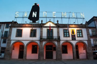 Bir Vila Nova de Gaia: Sandeman, bakan Porto ve Douro nehrinin bina ve konut müze ve mahzenleri Porto ve Sherry şaraplar ile bir 1811 granit ikonik ev görünümünü