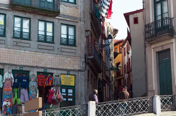 Portugal: details van de straten en steegjes van Porto, de tweede grootste stad van het land, met uitzicht op een kledingwinkel in de oude stad — Stockfoto
