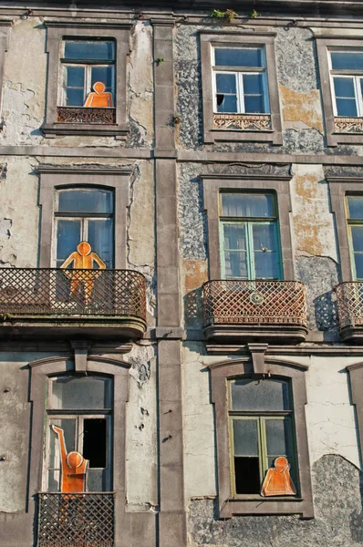 Portugalia: szczegóły panoramę Porto, drugim co do wielkości miasto kraju, z widokiem na opuszczony budynek starego miasta z pomarańczowy wycinanki kartonowe na balkonach — Zdjęcie stockowe