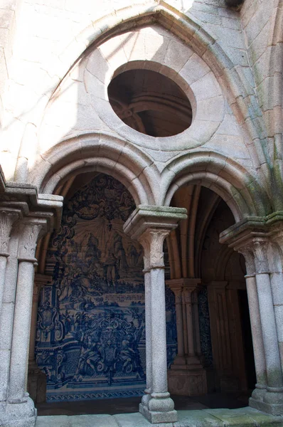 Portugal: details van het klooster in gotische stijl, ingericht met barok azulejos door Valentim de Almeida tussen 1729 en 1731, in de kathedraal, S do Porto, een van de oudste monumenten van Porto — Stockfoto