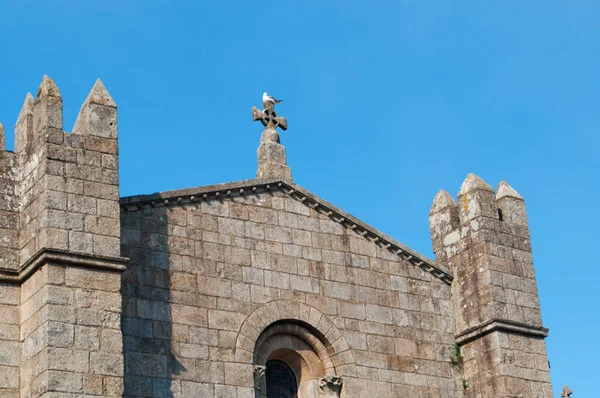 Porto: Mewa wznosi się na krzyżu w górnej części katedry, starego miasta, jednym z najstarszych zabytków miasta i jeden z najważniejszych zabytków romańskich w Portugalii — Zdjęcie stockowe