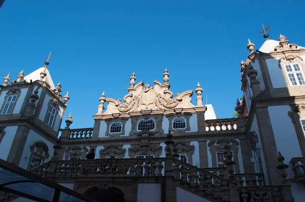 Porto: szczegóły elewacji pałacu Freixo, Palacio do Freixo, dawniej pałacu z XIX wieku przekształcona w hotel, Pousada do Porto, uznany za pomnik narodowy w 1910 — Zdjęcie stockowe