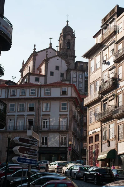 Portugal: detalles de las calles y callejuelas de Oporto con vistas a la Igreja de Nossa Senhora da Vitoria, la Iglesia de Nuestra Señora de la Victoria, una iglesia católica construida entre 1756 y 1766 — Foto de Stock