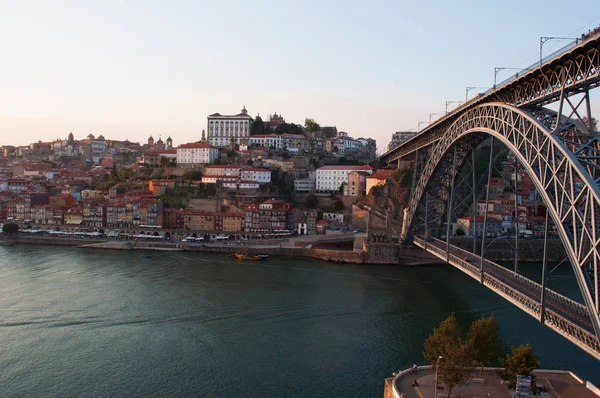 Portugália: csónakok, naplemente és a skyline a Porto, ahonnan kilátás nyílik a Luiz én, kétemeletes fém ív híd a Vila Nova de Gaia között Porto a Douro-folyón — Stock Fotó