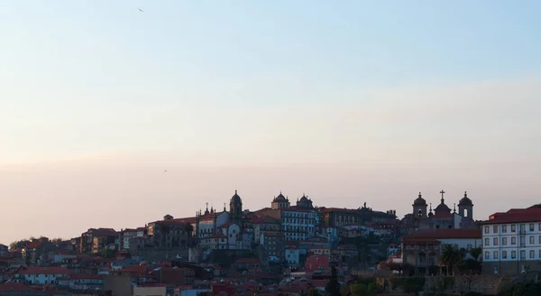 Portugal: o horizonte do Porto, a segunda maior cidade do país, ao pôr-do-sol — Fotografia de Stock