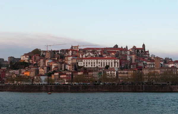 Portugália: hajók és a skyline a Porto, kilátás nyílik a Douro-folyón, naplementekor, az ország második legnagyobb városa — Stock Fotó