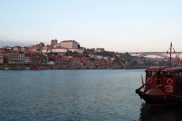 Portugal: boten en de skyline van Porto, de tweede grootste stad van het land, met uitzicht op de Douro rivier bij zonsondergang — Stockfoto