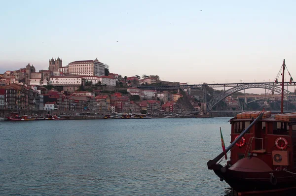 Portekiz: tekneler ve Porto, ülkenin ikinci büyük kenti manzaralı Douro nehrinin günbatımında manzarası — Stok fotoğraf