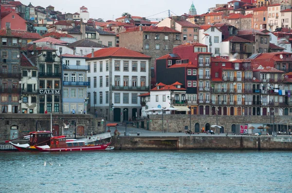 Portekiz: tekneler ve Porto, ülkenin ikinci büyük kenti manzaralı Douro nehrinin günbatımında manzarası — Stok fotoğraf