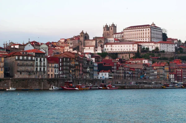 Portugal: boten en de skyline van Porto, de tweede grootste stad van het land, met uitzicht op de Douro rivier bij zonsondergang — Stockfoto