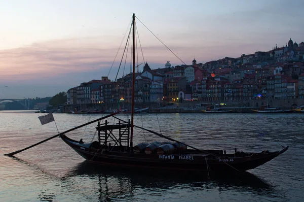 Portugal: barcos após o pôr-do-sol e o horizonte noturno do Porto com vista para o rio Douro entre as duas cidades do Porto e Vila Nova de Gaia — Fotografia de Stock