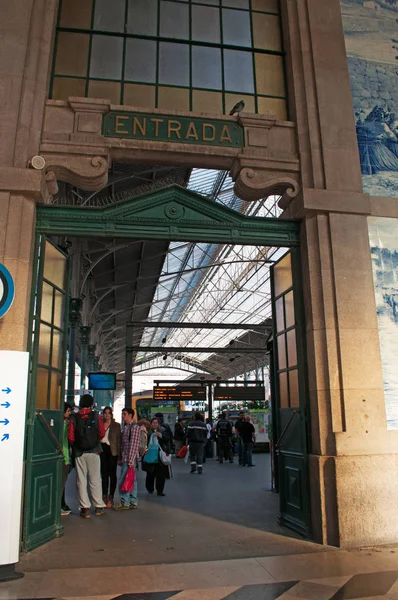 Porto: pessoas da histórica Estação Ferroviária de São Bento, inaugurada em 1916 na Praça Almeida Garret e conhecida pelos seus painéis azulejos que retratam cenas da História de Portugal — Fotografia de Stock