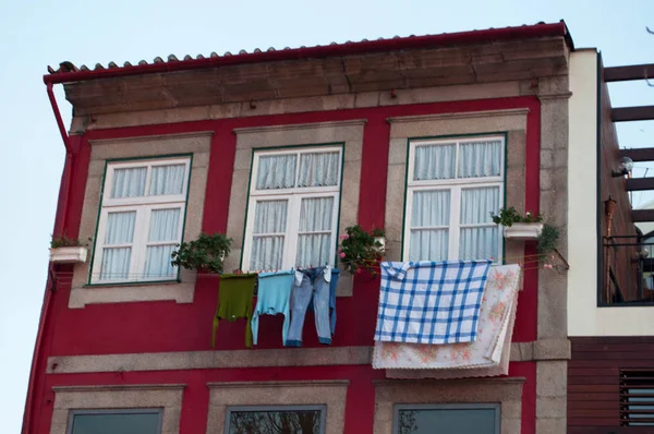 Portekiz: Ayrıntılar Porto, ülkenin ikinci büyük kenti manzaralı renkli Saray eski şehir ve Çamaşırhane asılı ile bina kırmızı kurumaya Skyline — Stok fotoğraf