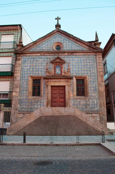 Vila Nova de Gaia, Portugal: vista para a Capela de Nossa Senhora da Misericórdia, uma igreja católica com vista para a cidade do Porto e para o rio Douro — Fotografia de Stock