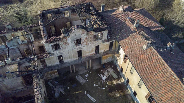 Villa du XVIIIe siècle de style européen après l'incendie qui a brûlé — Photo
