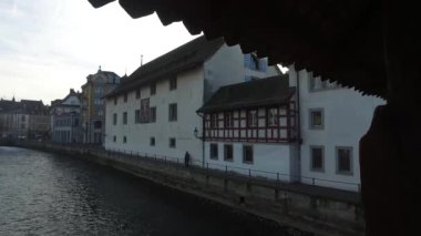 İsviçre, 08.12.2016: ünlü Ponte dei Mulini, Spreuerbrcke, on üçüncü yüzyılda inşa edilmiş ahşap kaplı köprü Marnixkade Lucerne ortaçağ şehir manzarası