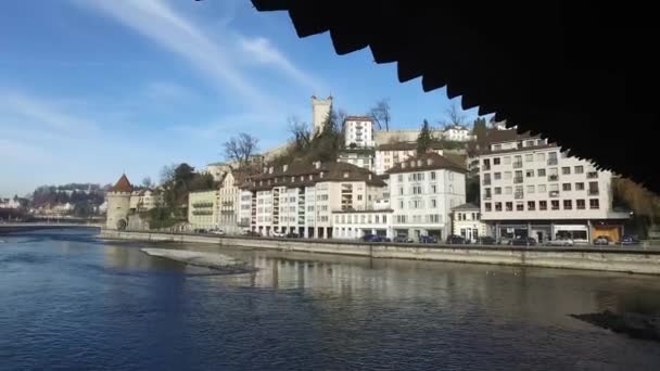 Švýcarsko, 08.12.2016: Panorama středověkého města Lucerne, pohledu ze slavného Ponte dei Mulini Spreuerbrcke, dřevěný krytý most, postavený v třináctém století — Stock video