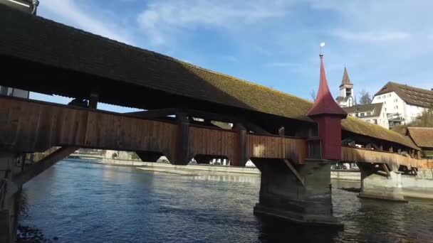 Suiza, 08.12.2016: el horizonte de la ciudad medieval de Lucerna con vistas al famoso Ponte dei Mulini, Spreuerbrcke, puente cubierto construido en el siglo XIII de madera — Vídeos de Stock