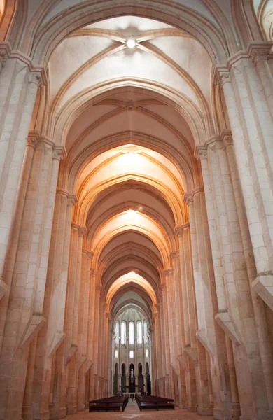 ポルトガル、アルコバサの中世のローマ ・ カトリックの修道院: 主要なチャペルおよび歩行に向かって教会の身廊のビューでデータ保管庫、マヌエルの詳細 — ストック写真