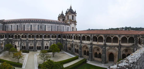 Portugal: laranjeiras e vista do Claustro do Silêncio do mosteiro medieval católico romano de Alcobaca, fundado em 1153 pelo primeiro rei português, Afonso Henriques — Fotografia de Stock