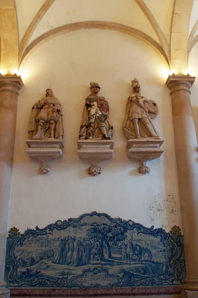 Portugal, het middeleeuwse rooms-katholieke klooster van Maiori: de kamer van de koningen, met een reeks van 17e en 18e eeuw standbeelden van de koningen van Portugal — Stockfoto