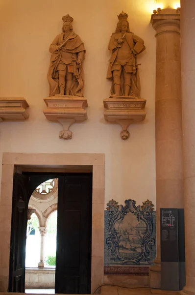 ポルトガル、アルコバサの中世のローマ ・ カトリックの修道院: 王の一連の 17 と 18 世紀ポルトガルの王の彫像が付いている部屋 — ストック写真