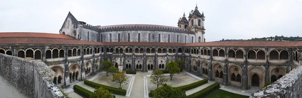 Portugalia: pomarańczowe drzewa i widok Cloister of Silence średniowiecznego klasztoru katolickiego Alcobaca, założona w 1153 przez pierwszego króla Portugalii, Afonso Henriques — Zdjęcie stockowe