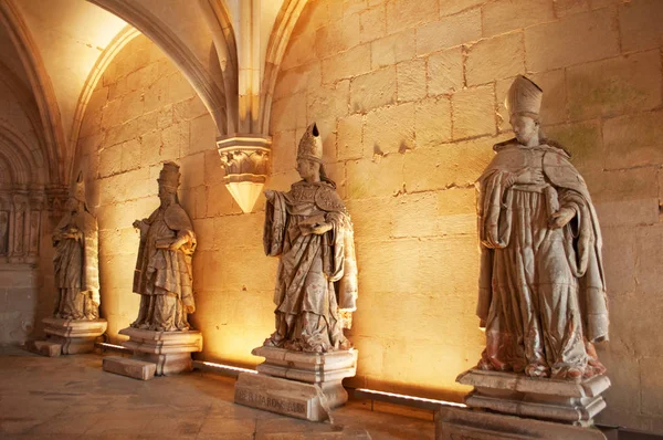葡萄牙，中世纪的天主教修道院的阿尔科巴萨︰ 章家，僧侣们聚集在那里，讨论日常事项充满巴洛克风格的雕像的房间 — 图库照片