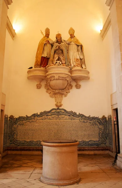 葡萄牙，中世纪的天主教修道院的阿尔科巴萨︰ 国王，与一系列的第 17 和 18 世纪雕像的葡萄牙国王的房间 — 图库照片