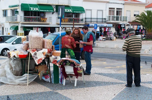 Portugal: vendedores ambulantes de frutos secos en el centro de Sitio, el antiguo barrio de la ciudad de Nazare encaramado en un acantilado — Foto de Stock