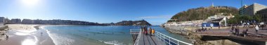 Donostia-San Sebastian, Bask Bölgesi, şehir, İspanya. La Concha beach iskelesinden, panoramik.