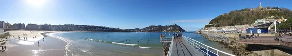 Donostia-San Sebastian, País Basco, Cidade, Espanha. A praia de La Concha do cais, vista panorâmica . — Fotografia de Stock