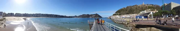 Donostia-San Sebastian, Baskenland, stad, Spanje. Het strand van La Concha vanaf de pier, panoramisch uitzicht. — Stockfoto