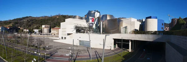 Іспанія: Музей Гугенхайма в Більбао, Музей сучасного мистецтва, спроектував архітектор Френк Гері і відкрились в 1997 році, видно з Republica de Abando парк — стокове фото