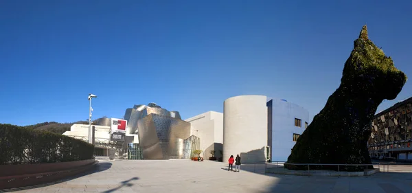 España: Museo Guggenheim Bilbao, el museo de arte moderno y contemporáneo diseñado por el arquitecto Frank Gehry, inaugurado en 1997, con la escultura de flores Puppy de Jeff Koons a la entrada — Foto de Stock