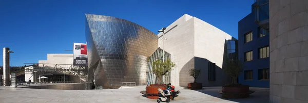 Espanha: o Museu Guggenheim Bilbao, o museu de arte moderna e contemporânea projetado pelo arquiteto Frank Gehry, inaugurado em 1997, entre as obras mais admiradas da arquitetura contemporânea — Fotografia de Stock