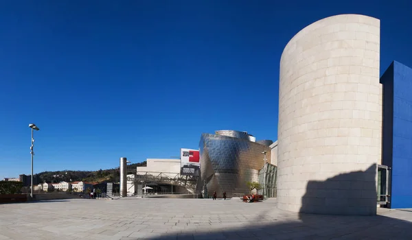 Espanha: o Museu Guggenheim Bilbao, o museu de arte moderna e contemporânea projetado pelo arquiteto Frank Gehry, inaugurado em 1997, entre as obras mais admiradas da arquitetura contemporânea — Fotografia de Stock