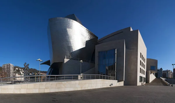 España: detalles del edificio y de la escalera exterior del Museo Guggenheim Bilbao, el museo de arte moderno y contemporáneo diseñado por el arquitecto Frank Gehry, inaugurado en 1997 — Foto de Stock