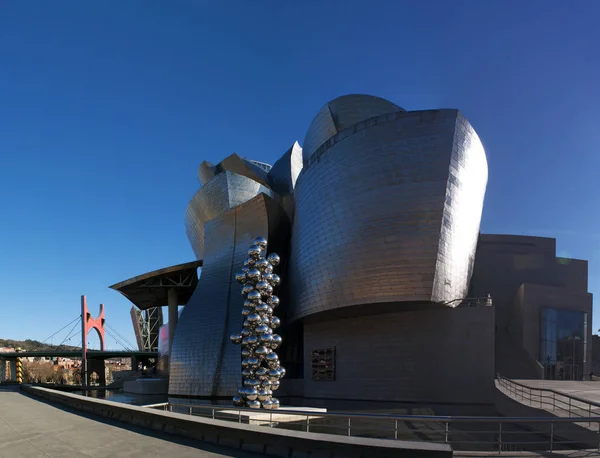 Espanha: Museu Guggenheim Bilbao, o museu de arte moderna e contemporânea projetado pelo arquiteto Frank Gehry, inaugurado em 1997, com Tall Tree & The Eye, a escultura de 2009 de Anish Kapoor — Fotografia de Stock