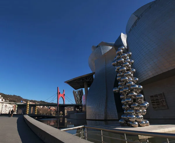 Іспанія: Музей Гуггенгайма в Більбао, Музей сучасного мистецтва, спроектував архітектор Френк Гері, відкрились в 1997 році, з високими дерево & око, 2009 скульптура Аніша Капура — стокове фото