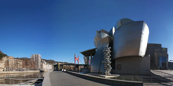 Іспанія: Музей Гуггенгайма в Більбао, Музей сучасного мистецтва, спроектував архітектор Френк Гері, відкрились в 1997 році, з високими дерево & око, 2009 скульптура Аніша Капура — стокове фото